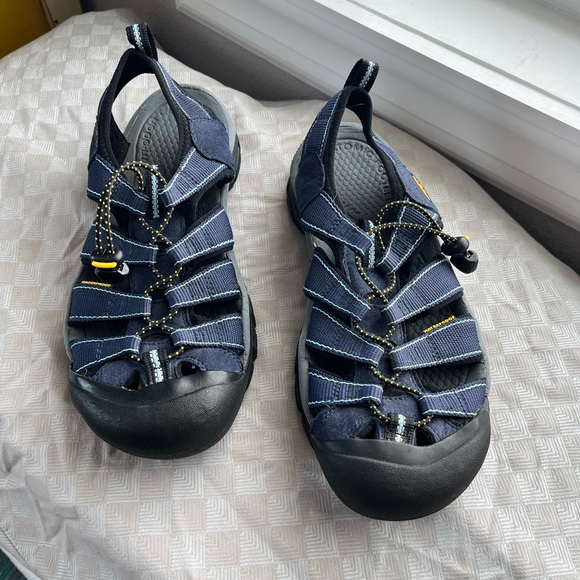 Keens waterproof sandals. Women’s size 9.5 - Picture 2 of 7